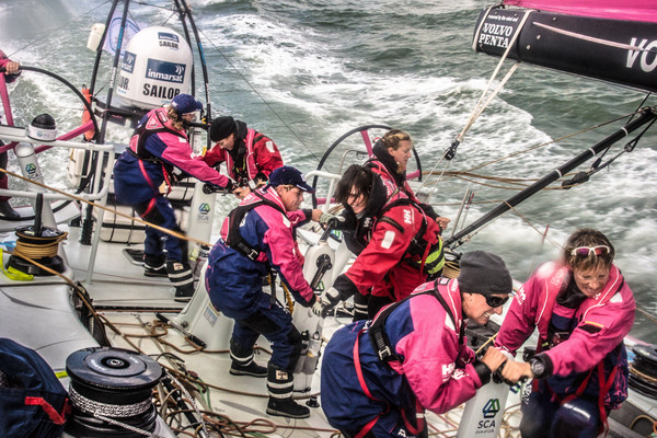 Den svenske jentebåten Team SCA har norsk navigatør på land. Aksel Magdahl tilhører støtteapparatet rundt båten. Foto: Volvo Ocean Race 